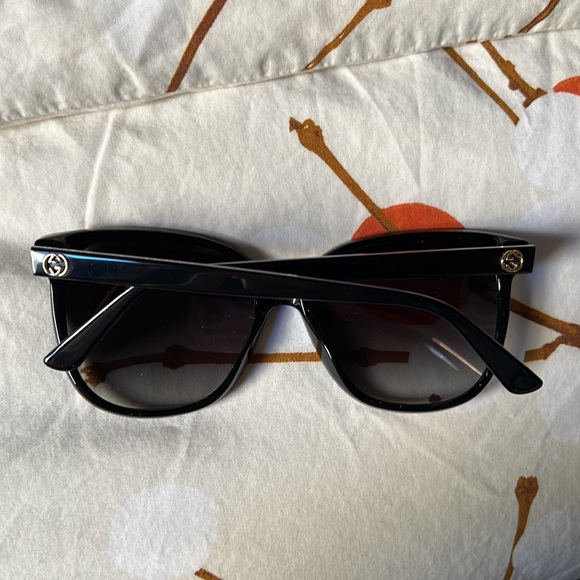 Gucci black sunglasses with gold logo - Picture 10 of 14